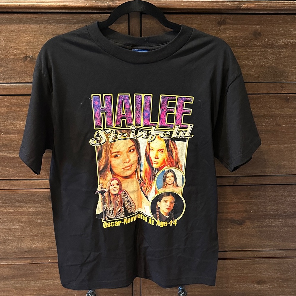 Hailee Steinfeld Graphic T-Shirt Black - Medium